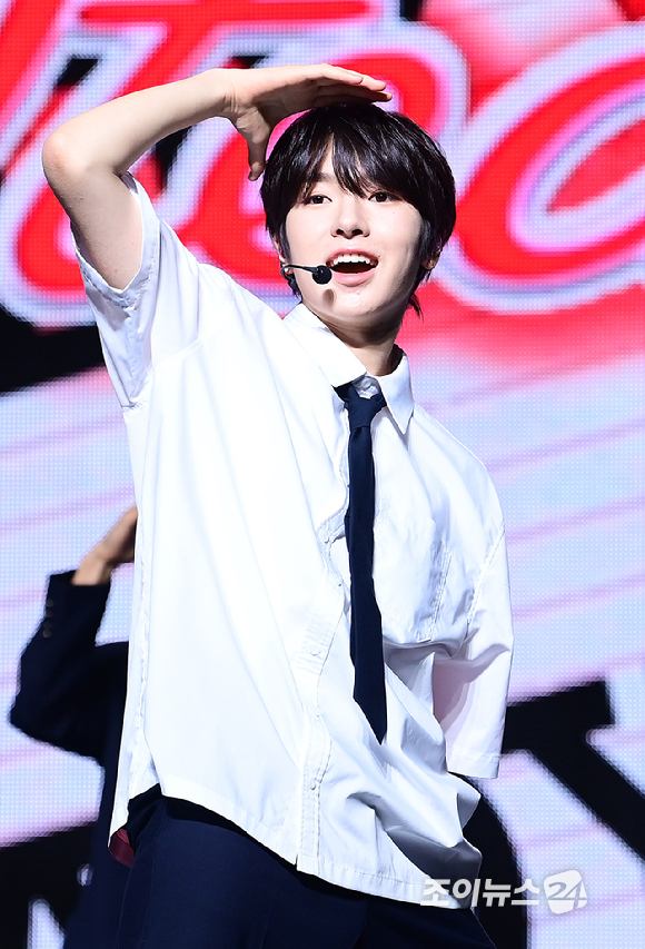 그룹 NCT WISH(NCT 위시) 사쿠야가 24일 오후 서울 한남동 블루스퀘어에서 열린 첫 번째 미니앨범 'Steady(스테디)' 발매 기념 쇼케이스에 참석해 타이틀 곡 '스테디' 무대를 선보이고 있다. [사진=정소희 기자]