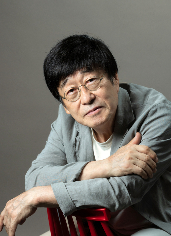 김창완이 29일 서울 양천구 목동 SBS 사옥에서 열린 SBS 러브FM '6시 저녁바람 김창완입니다' 론칭 기념 기자간담회에서 포즈를 취하고 있다. [사진=SBS]