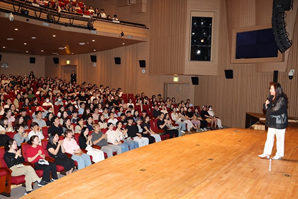 난 19일 오은영 박사가 효자아트홀에서 '행복한 가정 만들기'를 주제로 강연을 하고 있다. [사진=포스코]