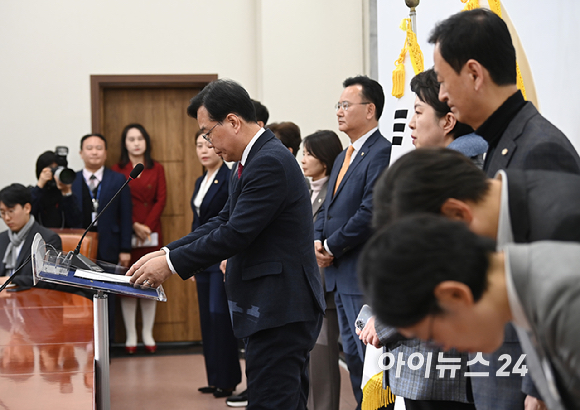 송언석 국민의힘 원내대표가 3일 서울 여의도 국회에서 기자회견을 마친 뒤 고개 숙여 인사하고 있다. [사진=곽영래 기자]