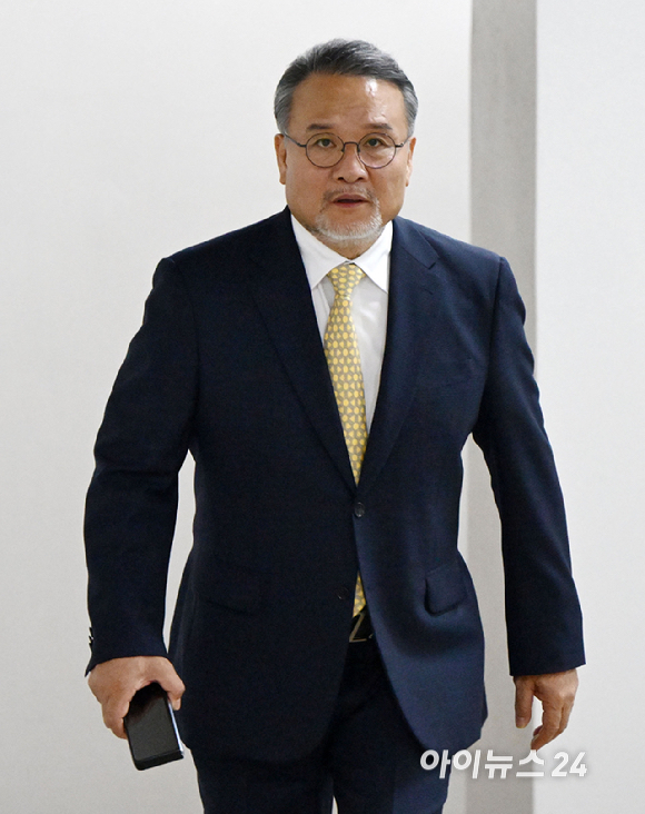 '삼부토건 주가조작' 혐의를 받는 이일준 삼부토건 회장이 19일 서울 서초구 서울중앙지방법원에서 열린 자본시장과금융투자업에관한법률위반 공판에 출석하고 있다. [사진=사진공동취재단 ]