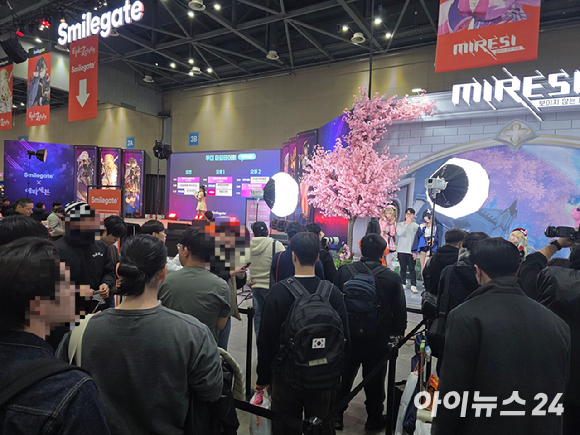 5일 일산 킨텍스에서 AGF(애니메이션·게임 페스티벌) 2025가 개막한 가운데 관람객들이 행사 시작 전 입장을 기다리고 있다. [사진=박정민 기자]