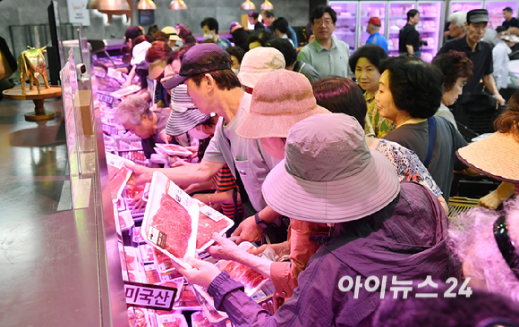 임시 휴업에 들어갔던 홈플러스가 재개장한 13일 오전 서울 홈플러스 강서점에서 시민들이 물건을 구매하고 있다. [사진=곽영래 기자]