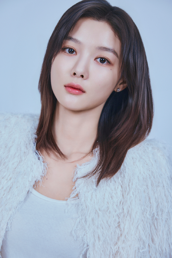 '친애하는 X'에 출연한 김유정이 인터뷰에 앞서 사진촬영을 하고 있다. [사진=티빙]