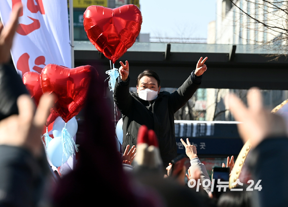 윤석열 국민의힘 대선 후보가 17일 오후 경기도 성남시 야탑역 앞에서 열린 '부패 없는 성남! 공정한 대한민국!' 거리 유세에서 지지자들의 환호에 답하고 있다. [사진=국회사진취재단]