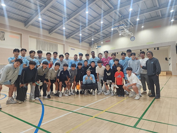 서귀포중학교 축구부와 대구FC 선수단이 함께 포즈를 취하고 있다. [사진=제주특별자치도교육청]