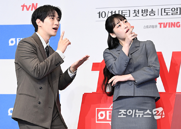 배우 이준호, 김민하가 1일 오후 서울 구로구 더링크서울 트리뷰트 포트폴리오 호텔에서 열린 tvN 새 토일 '태풍상사' 제작발표회에서 포토타임을 갖고 있다. [사진=곽영래 기자]