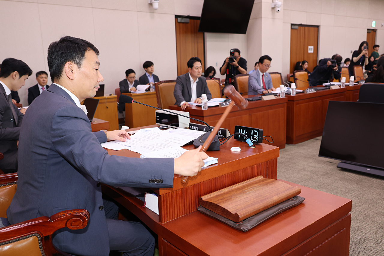 25일 서울 여의도 국회에서 열린 법제사법위원회 법안심사제1소위원회에서 김용민 소위원장이 의사봉을 두드리고 있다. 2025.7.25 [사진=연합뉴스]