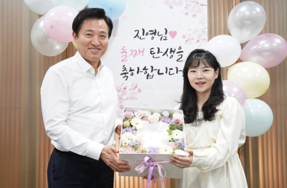 출산을 앞둔 서울시 직원을 축하하는 오세훈 서울시장 [사진=서울시]