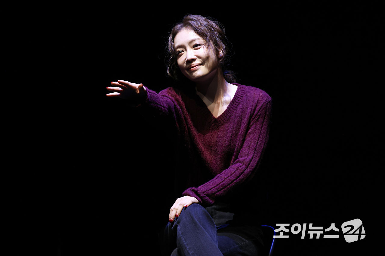 배우 김히어라가 23일 오후 서울 종로구 연지동 두산아트센터 연강홀에서 진행된 연극 '플리백' 프레스콜에 참석해 열연을 펼치고 있다. [사진=문수지 기자]