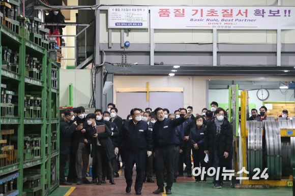 윤석열 국민의힘 대선후보가 중소기업 경영 및 근로환경 개선 현장 방문을 위해 10일 인천 남동공단 경우정밀을 찾은 가운데 공장 관계자와 현장을 둘러보고 있다. [사진=국회사진취재단]