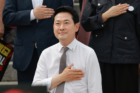 국민의힘 장동혁 대표가 16일 국회 본청 앞 계단에서 국민의힘 대외협력위원회&middot;중앙청년위원회&middot;중앙대학생위원회 등이 연 '입틀막법 폐지 촉구 및 국민특검 동의서명 전달식'에 참석해 있다. 2026.7.16 [사진=연합뉴스]