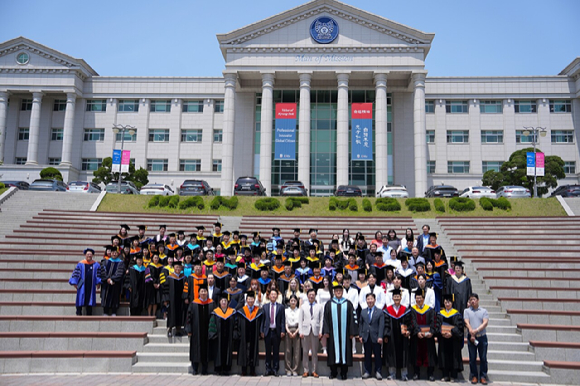 경복대학교 개교 33회 기념식 현장에 참석한 교직원들이 기념 사진을 촬영하고 있다. [사진=경복대학교 ]