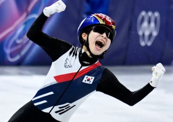 쇼트트랙 여자 대표팀의 김길리가 19일 2026 밀라노&middot;코르티나 동계올림픽 여자 계주 3000m 결승에서 마지막 주자로 나서 역전우승을 만들어낸 뒤 포효하고 있다. [사진=AFP/연합뉴스]