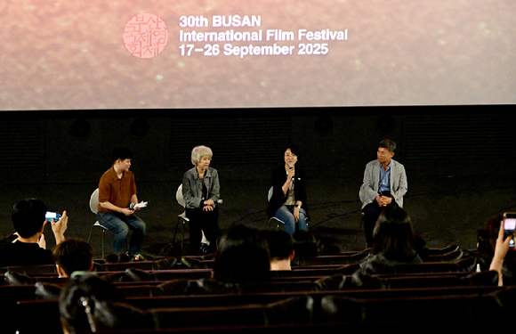 ﻿제30회 부산국제영화제에 와이드 앵글 다큐멘터리 쇼케이스 부문에 초청된 '빨간나라를 보았니'는 경상북도에서 파란 잠바를 입고 선거에 뛰어드는 이들의 선거 패배기를 다룬 독립 다큐다. 홍영아 감독이 19일 관객과의 대화를 앞두고 기념사진을 찍고 있다. [사진=사려니]