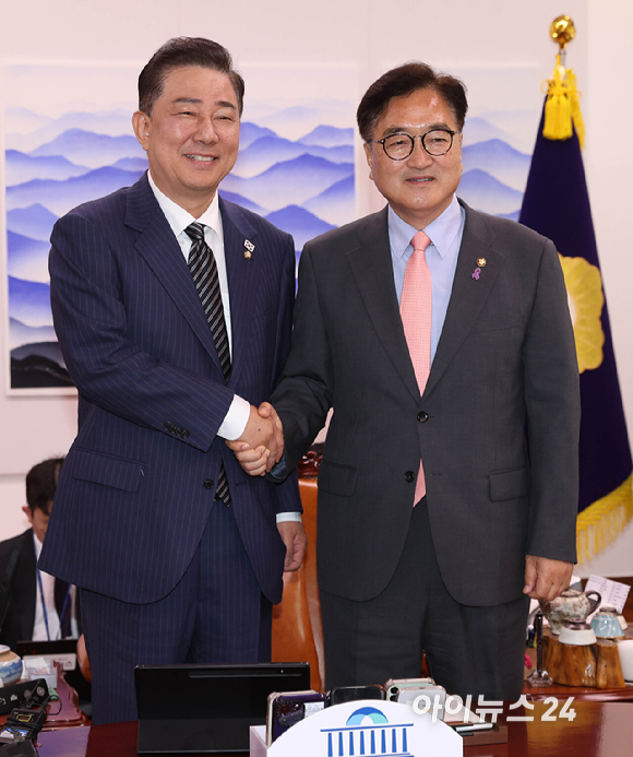 김병기 당대표 직무대행 겸 원내대표가 16일 서울 여의도 국회에서 우원식 국회의장을 예방해 기념촬영을 하고있다. [사진=곽영래 기자]