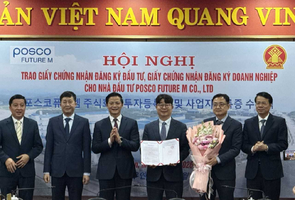 포스코퓨처엠과 베트남 타이응웬성은 지난 21일 타이응웬성 인민위원회에서 베트남 인조흑연 음극재 사업 투자등록증(IRC)을 전달하는 사전 행사를 진행했다. 왼쪽 3번째부터 타이응웬성 브엉 꾸옥 뚜언(Vuong Quoc Tuan) 인민위원장, 엄기천 포스코퓨처엠 사장. [사진=포스코퓨처엠]