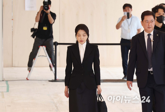 윤석열 전 대통령 부인 김건희 여사가 6일 서울 종로구 민중기 김건희 특별검사팀 사무실에 자본시장법 위반 등 혐의 피의자 신분으로 출석하고 있다. [사진=사진공동취재단]