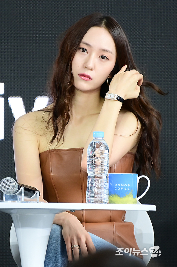 배우 정수정(크리스탈)이 20일 오후 부산광역시 해운대구 우동 영화의 전당에서 열린 제30회 부산국제영화제(BIFF) '짱구' 오픈토크 행사에 참석하고 있다. [사진=정소희 기자]