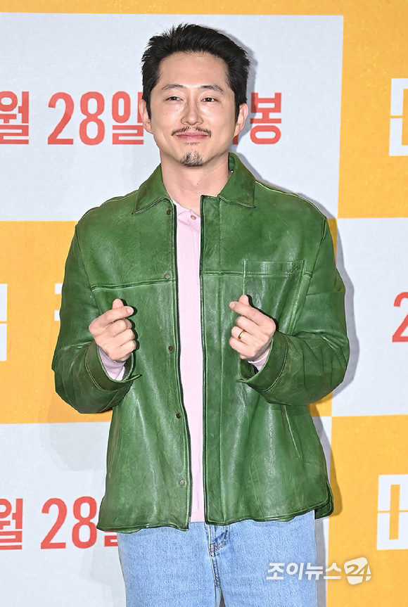 영화배우 스티븐 연이 20일 오전 서울 강남구 메가박스 코엑스에서 열린 영화 '미키 17' 내한 기자간담회에서 포토타임을 갖고 있다. [사진=곽영래 기자]