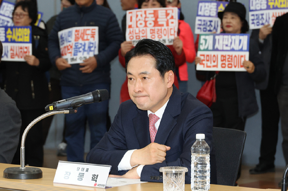 국민의힘 장동혁 대표가 14일 성남시 분당구 성남도시개발공사에서 열린 '대장동 개발비리 항소 포기 규탄 현장간담회'에서 공사 관계자의 발언을 듣고 있다. [사진=연합뉴스]