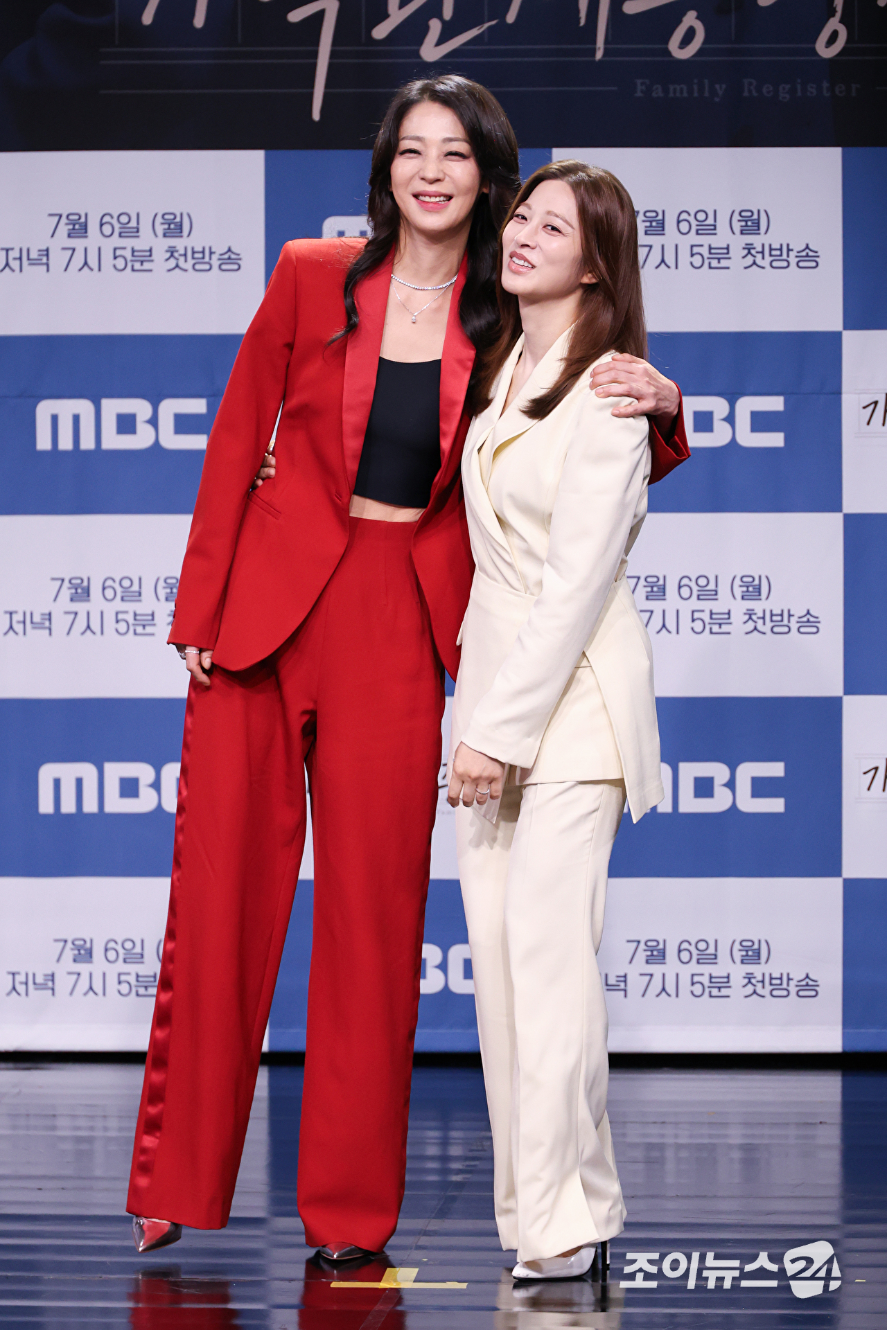 배우 한고은, 박세영이 2일 오후 서울 마포구 상암동 MBC에서 진행된 MBC 새 일일드라마 '가족관계증명서' 제작발표회에 참석해 포즈를 취하고 있다. [사진=문수지 기자]