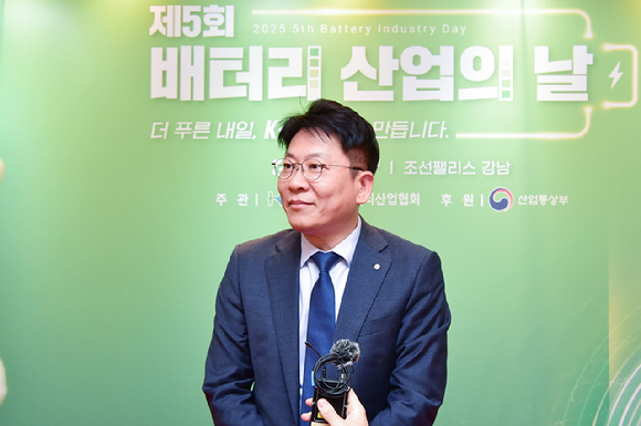 김동명 한국배터리산업협회장(LG에너지솔루션 대표이사)이 30일 서울 강남구 팰리스강남 호텔에서 열린 '배터리 산업의 날' 행사에 앞서 기자들의 질문에 답변을 하고 있다. [사진=LG에너지솔루션]