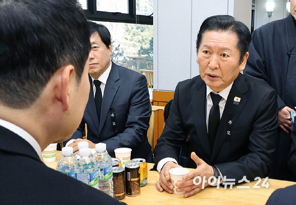 장동혁 국민의힘 장동혁 대표(왼쪽 둘째)가 30일 오전 서울 종로구 서울대학교병원 장례식장에 마련된 故 이해찬 전 국무총리의 빈소를 찾아 조문한 뒤 정청래 더불어민주당 대표와 대화하고 있다. [사진=사진공동취재단]