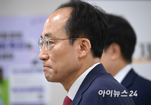12&middot;3 비상계엄 당시 국회의 계엄 해제 표결을 방해한 혐의를 받는 추경호 대구시장이 30일 오전 서울중앙지방법원에서 열린 1심 결심공판에 출석하고 있다. [사진=곽영래 기자]