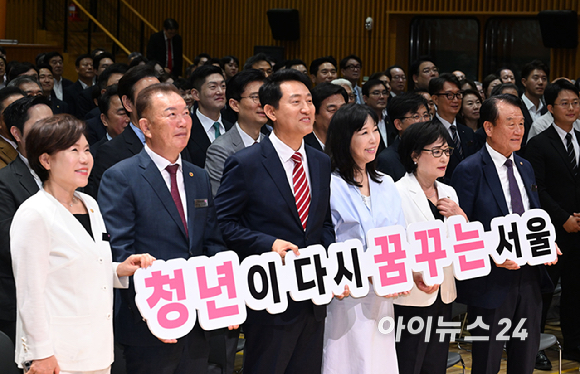 오세훈 서울시장이 1일 서울시청 다목적홀에서 열린 '제40대 서울특별시장 취임식'에서 참석자들과 기념촬영을 하고 있다. [사진=곽영래 기자]