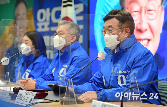 윤호중 더불어민주당 원내대표가 25일 서울 여의도 당사에서 열린 중앙선거대책위원회의에서 모두발언을 하고 있다. [사진=김성진 기자]