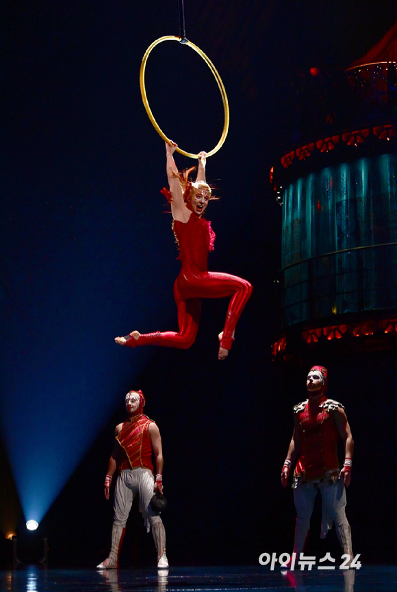 15일 오후 서울 잠실종합운동장 내 빅탑에서 열린 태양의서커스 '쿠자(KOOZA)' 프레스 컨퍼런스에서 배우들이 환상적인 무대를 선보이고 있다. [사진=정소희 기자]