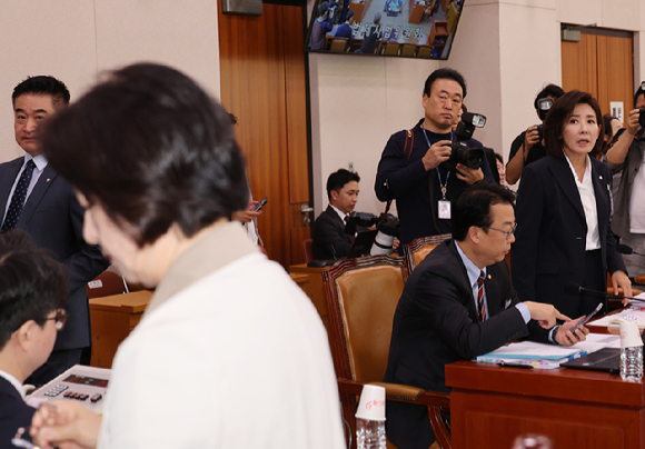 16일 서울 여의도 국회에서 열린 감사원 등에 대한 법제사법위원회 국정감사에서 추미애 위원장이 긴급 회의를 위한 감사 중지를 선포한뒤 자리를 나서고 있다.오른쪽은 나경원 의원 등 국민의힘 의원들이 여당 의원들과 언쟁하는 모습. [사진=연합뉴스]