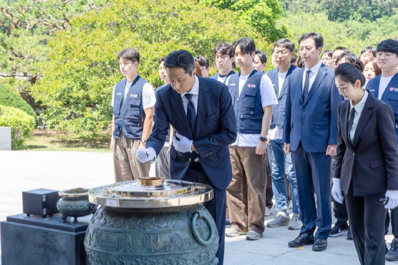 정기선 HD현대 회장이 지난 29일 임직원들과 함께 국립서울현충원 현충탑을 찾아 분향을 하며 순국선열과 호국영령을 기리고 있다 [사진=HD현대]