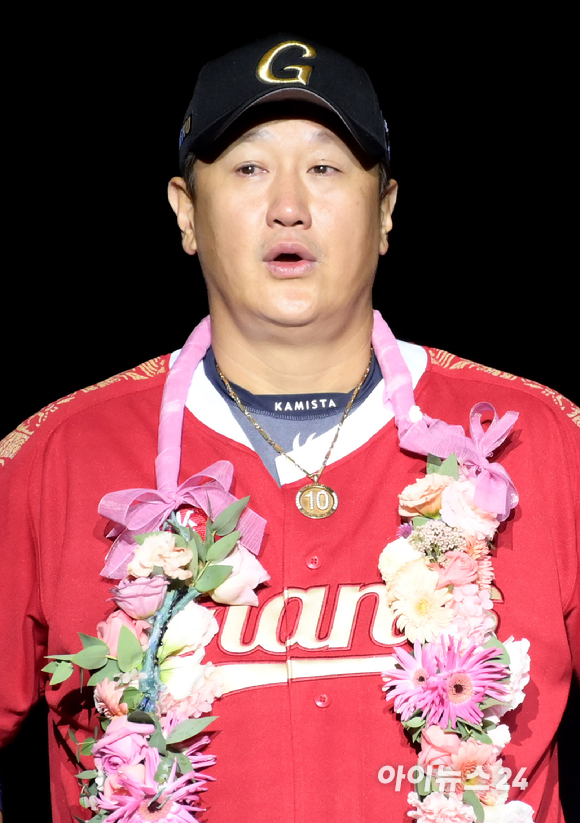 '조선의 4번 타자' 롯데 이대호의 은퇴식이 8일 부산 동래구 사직야구장에서 열린 가운데 이대호의 다양한 모습. [사진=정소희 기자]