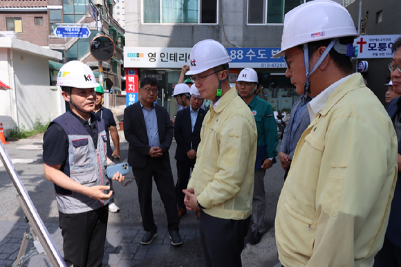 류제명 과학기술정보통신부 제2차관(가운데)이 5일 서울 은평구에 위치한 KT 광케이블 포설 작업 현장을 찾아 통신사 안전수칙 준수여부를 점검하고 있다. [사진=과기정통부]