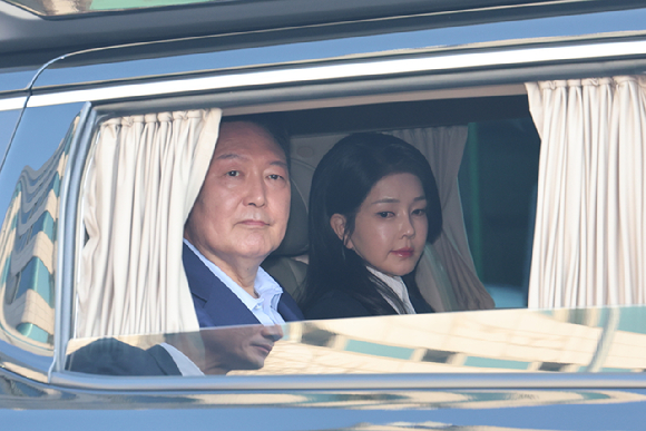 윤석열 전 대통령과 김건희 여사가 탄 차량이 11일 오후 서울 용산구 한남동 대통령 관저를 떠나 서초동 사저로 이동하고 있다. [사진=정소희 기자]