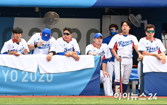 7일 일본 가나가와현 요코하마 스타디움에서 2020 도쿄올림픽 야구 한국과 도미니카공화국의 동메달결정전이 펼쳐졌다. 한국 야구대표팀이 1회초 대량실점을 한 후 아쉬워하고 있다.