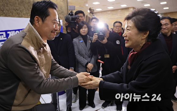 통일교&middot;공천헌금 '쌍특검'을 요구하며 8일째 단식을 진행 중인 장동혁 국민의힘 대표가 22일 서울 여의도 국회에서 단식을 중단하고 병원으로 이송되고 있다. [사진=곽영래 기자]