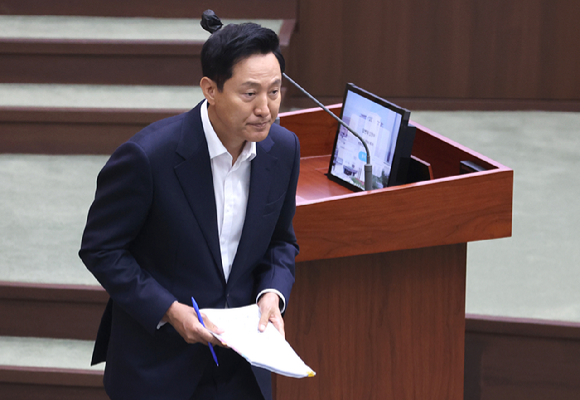 오세훈 서울시장이 11일 서울 중구 서울시의회에서 열린 제331회 정례회 시정질문에 참석해 질문에 답한 뒤 자리로 향하고 있다. [사진=연합뉴스]