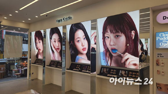 윙크컴퍼니가 부산 서면에 국내 최대 규모의 콘택트렌즈 로드샵을 열었다. 사진은 매장 전경, [사진=김태헌 기자]