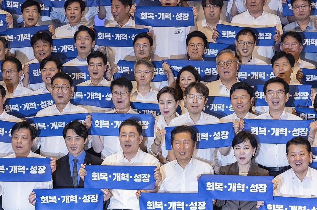 조희대 대법원장이 지난 12일 서울 서초구 대법원 중앙홀에서 열린 '2025 대한민국 법원의 날 기념식'에서 시상을 마친 뒤 자리로 돌아가고 있다. 2025.9.12 [사진=연합뉴스]