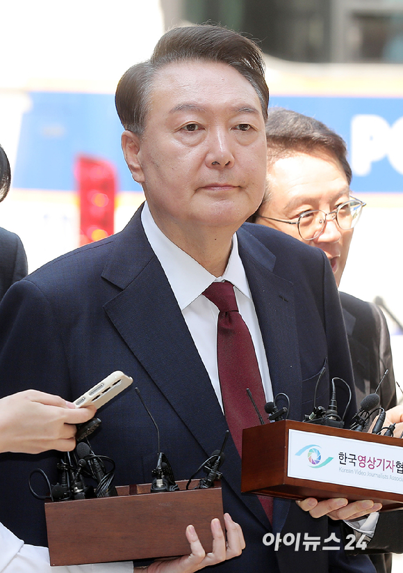 12·3 비상계엄 사태와 관련해 내란 우두머리 혐의 등으로 기소된 윤석열 전 대통령이 12일 서울 서초구 서울중앙지방법원으로 출석하고 있다. [사진=사진공동취재단]