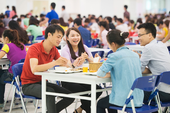 삼성웰스토리 베트남 단체급식 사업장에서 현지 고객들이 식사를 하고 있다. [사진=삼성웰스토리]