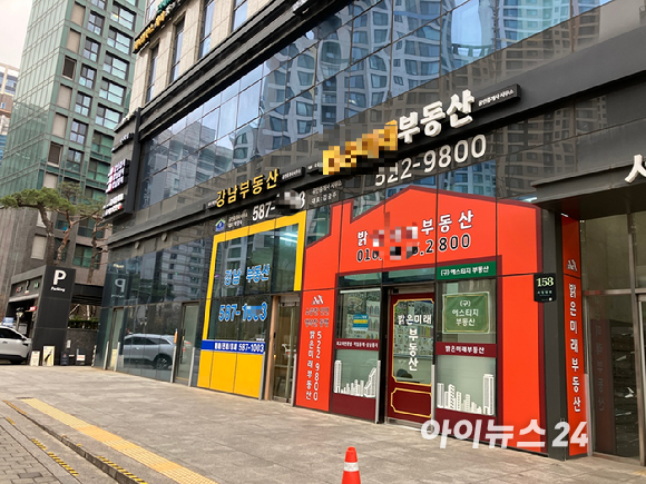 이재명 대통령은 정부가 토지거래허가 구역 내에서 세를 낀 비거주 1주택자의 주택을 매수할 때에도 매수자의 실거주 의무를 유예해주는 방안을 검토하는 것에 대해 "(이런 조치를 두고) '사실상의 갭투자 허용'이라고 주장하는 것은 소위 '억까'(억지로 비난하는 것)에 가깝다"고 11일 말했다. [사진=X(옛 트위터)]