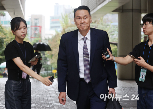 김명수 전 합동참모본부 의장이 1일 서울 서초구 서울중앙지방법원에서 열린 '내란중요임무종사 등 혐의' 1차 공판에 출석하고 있다. [사진=곽영래 기자]