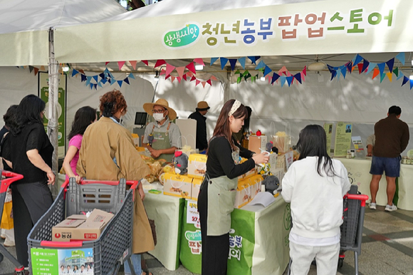 롯데마트&middot;슈퍼가 오는 7일까지 서울 송파구 제타플렉스 잠실점 1층 야외 행사장에서 '저탄소&middot;친환경 청년농부 팝업스토어'를 운영한다고 2일 밝혔다. [사진=롯데마트]
