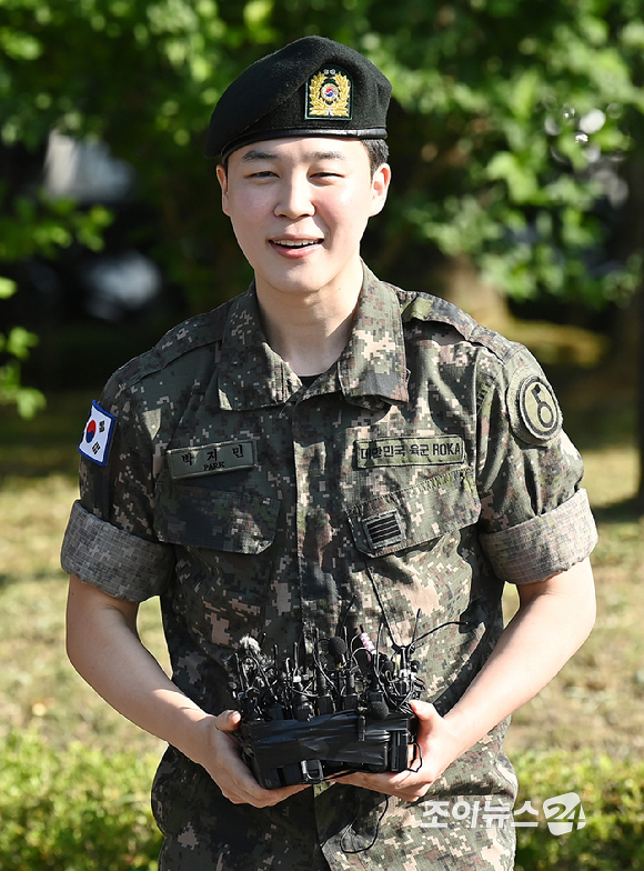 그룹 방탄소년단(BTS) 지민, 정국이 육군 현역으로 군 복무를 마치고 만기 전역했다.11일 오전 경기 연천군 연천공설운동장에서 진행된 전역 행사에서 지민이 포즈를 취하고 있다. [사진=곽영래 기자]