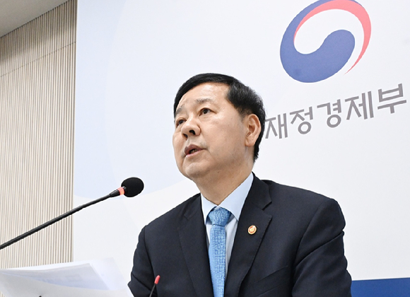 구윤철 부총리 겸 재정경제부 장관이 지난 11일 정부세종청사 중앙동 재경부 기자실에서 열린 출입기자간담회에서 발언하고 있다. [사진=재정경제부]