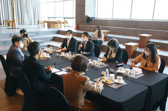 안철수 대통령직 인수위원장이 2일 오후 서울 용산구 하이브(HYBE) 본사를 찾아 간담회 시간을 갖고 있다. [사진=당선인 대변인실]